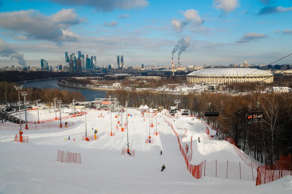 Vorobyovy Gory ski slopes overlooking Luzhniki and Moscow City, February 2023. Photo from the site owner's archive.