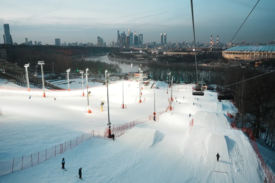 Vorobyovy Gory ski slopes at dusk, March 2023. Photo: Ilya Popov. Photo from the site owner's archive.