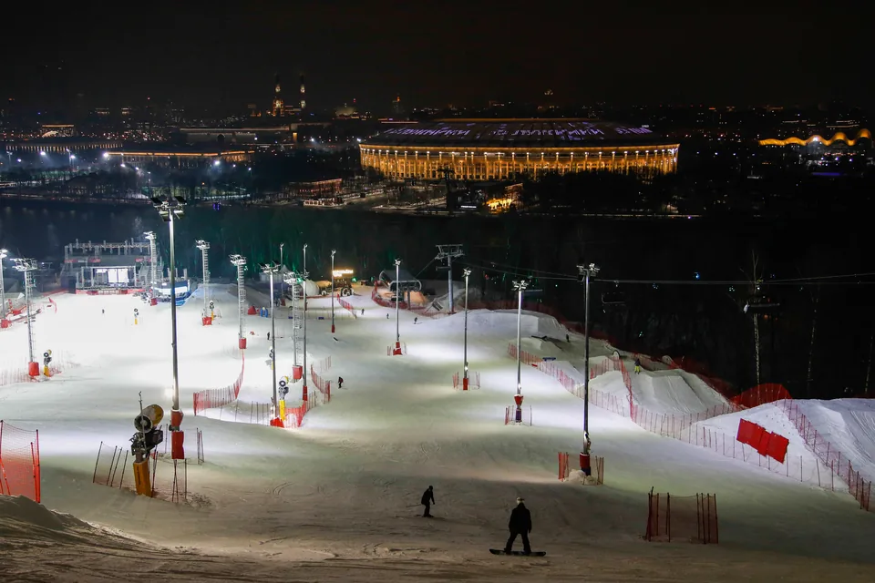 Evening view of the Vorobyovy Gory ski slope and Luzhniki, February 2023. Photo from the site owner's archive.